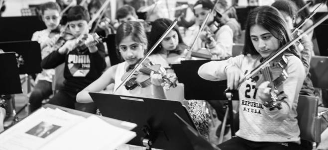 bild på barn som spelar orkester