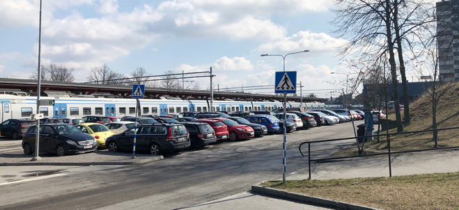 Parkerade bilar i stadskärnan.