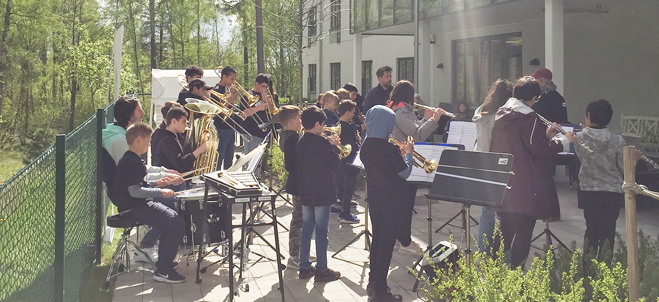 Bild från när El Sistema Södertälje hade konsert på Hovsjö äldreboende den 16 maj 2020.