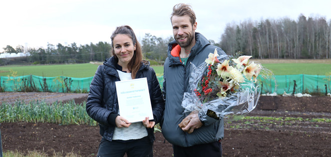 Simone Grind och Robin Tidblom från Under Tallarna, tog emot årets hållbarhetspris.