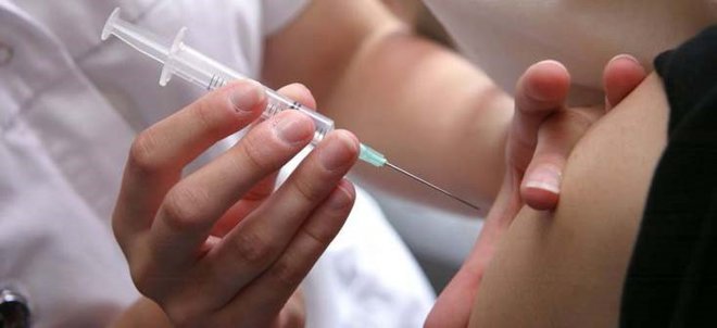 Fotografi av sjuksköterska som ger vaccin till en äldre kvinna