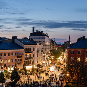 Bild tagen ovanifrån på gågatan (Järnagatan) i Södertälje kvällstid. Mycket folk i rörelse.