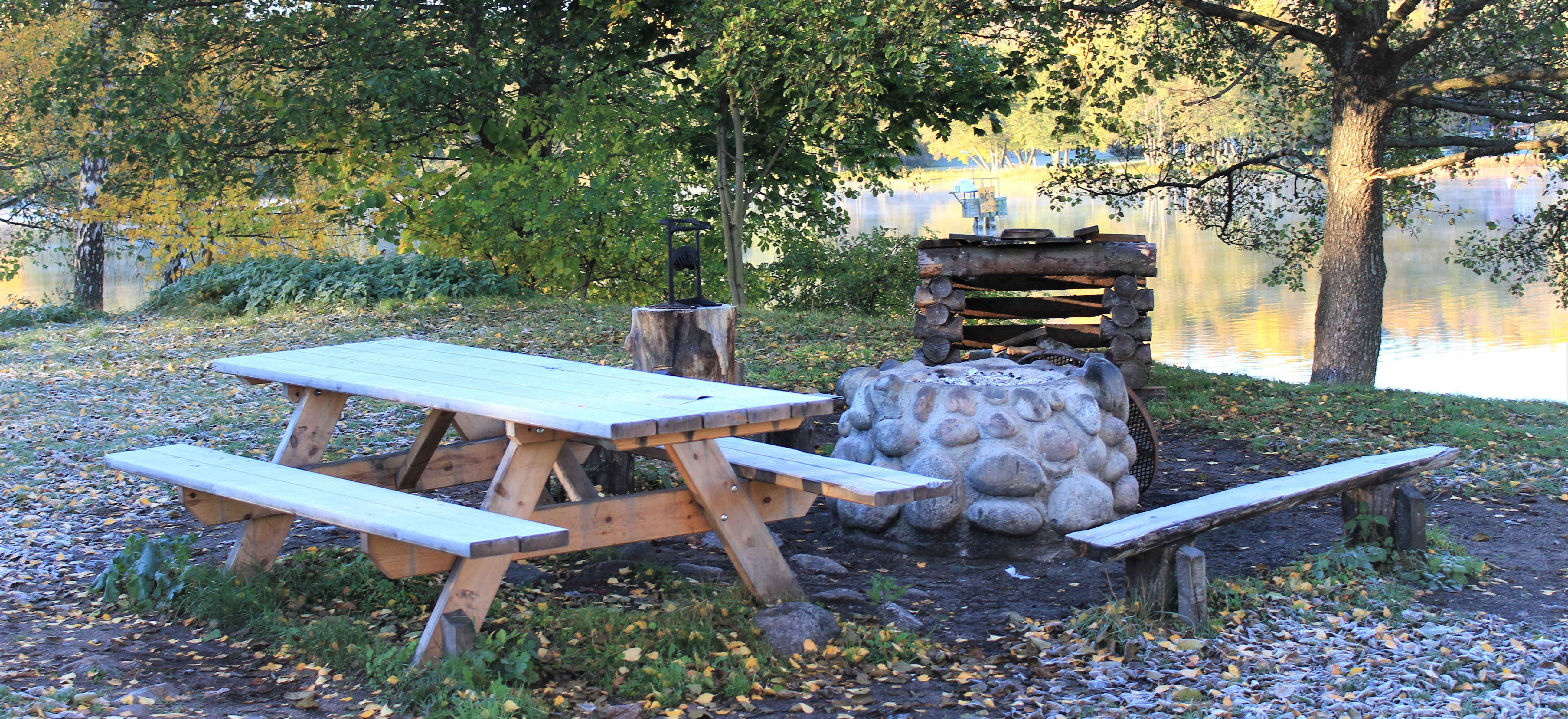 Grillplats med vedhus och bänkar