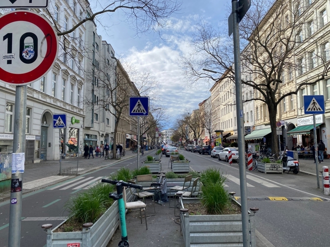 En gata i Berlin med cykel- och gångstråk