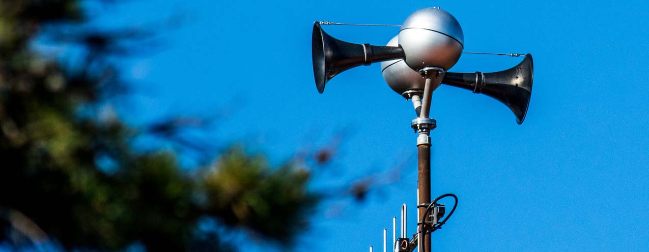 mast med signalhorn mot blå himmel