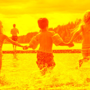 Barn som badar hör sommarlovet till