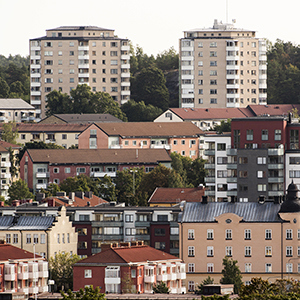 Bild på hus och hustak i Södertälje som bildar stadsmiljö.