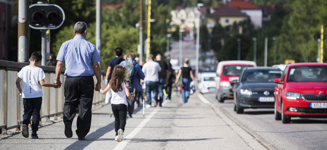 Invånare går över klaffbron i Södertälje.