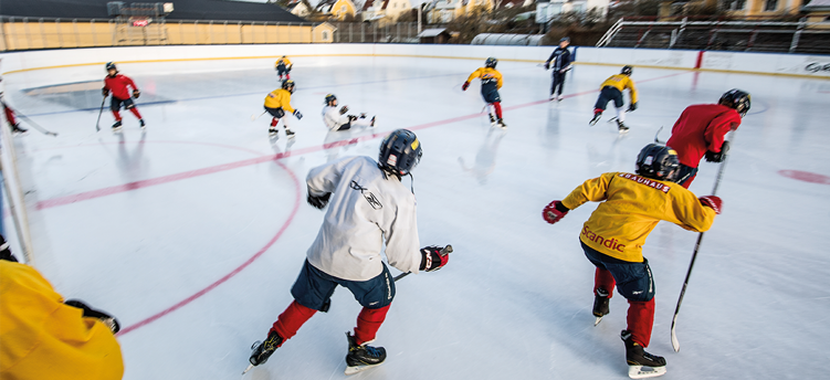 Barn som spelar ishockey på uterink