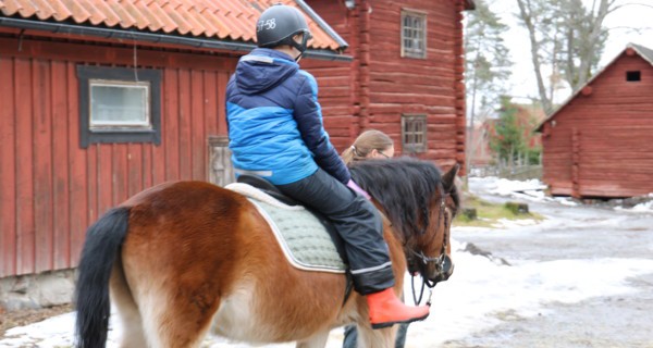 bild på en som rider och en går brevid