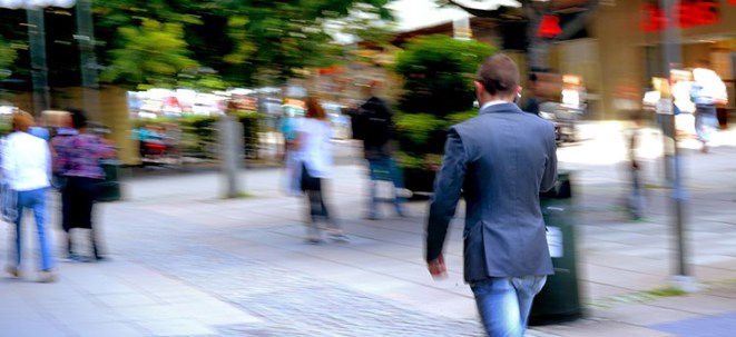 Bild med folk på språng på gågatan i Södertälje City