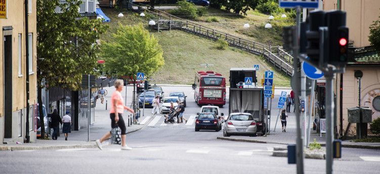 Bild föreställande människor och bilar i trafiken i korsningen vid Nygatan i Södertälje