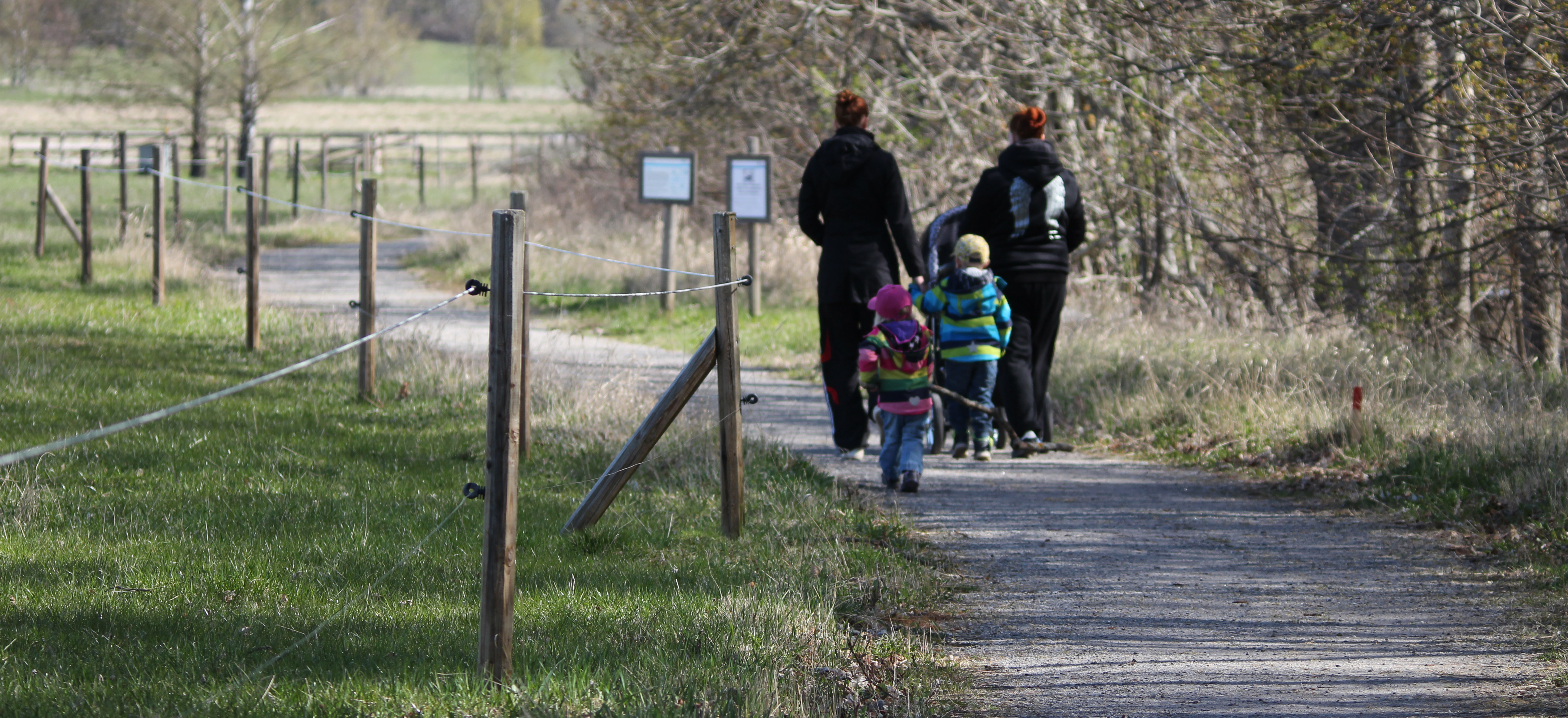 Familj med barn går på stigen mot fågeltornet