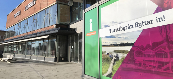 Turistbyrån i Södertälje stadshus, bild från utsidan av byggnaden.